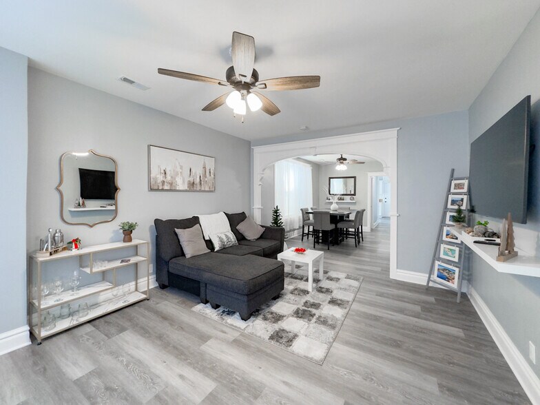 Building Photo - 2039 W 23rd St