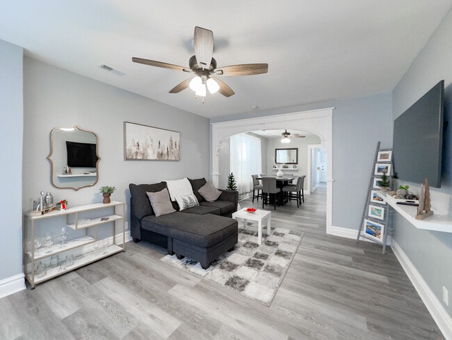 Building Photo - 2039 W 23rd St