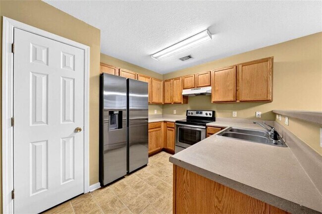 Building Photo - 744 W Vincent Dr