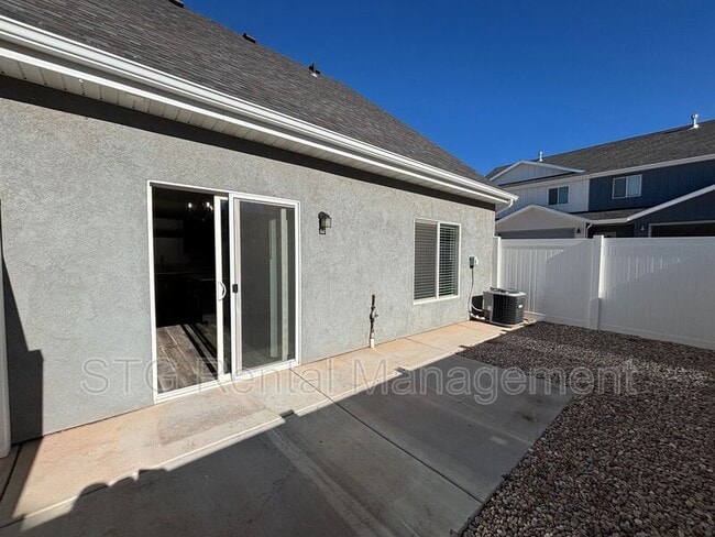 Building Photo - 1509 W Topaz Dr