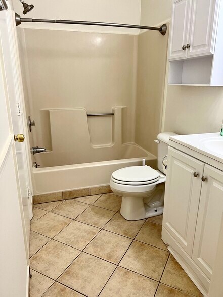 Building Photo - 123 Hunt Club Ct
