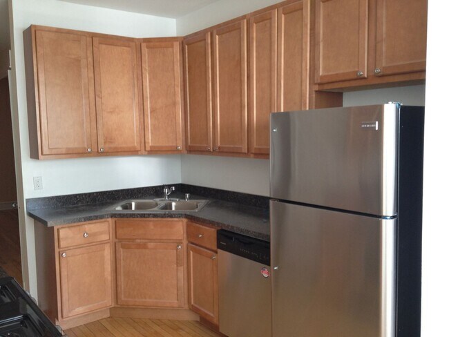 Building Photo - Duplexed Lakeview Three Bedroom Two Bath