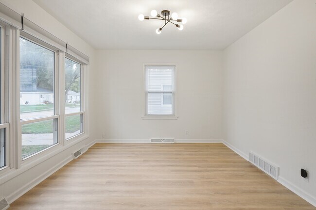 Building Photo - 1003 E Hopkins Dr