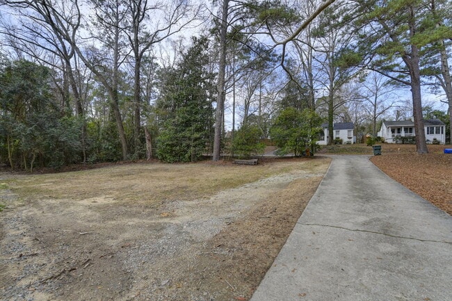 Building Photo - Cozy 2 Bedroom Home with Large Yard | Move-In Ready