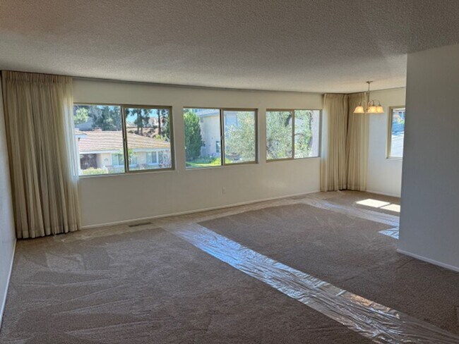 Building Photo - Newly Renovated 4 Bedroom 3 Bath Home with...
