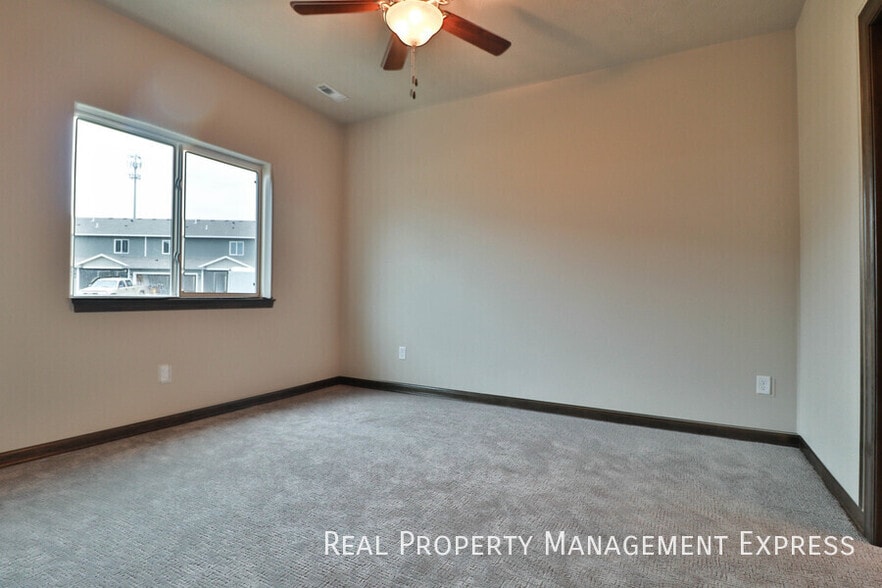 Building Photo - 3 Bedroom Luxury Townhome with 2-Stall Garage