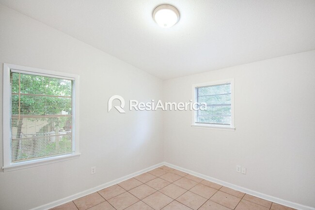Building Photo - Renovated 3/2 in Great Location!