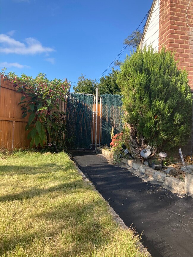 Building Photo - 764 Lenore Ln