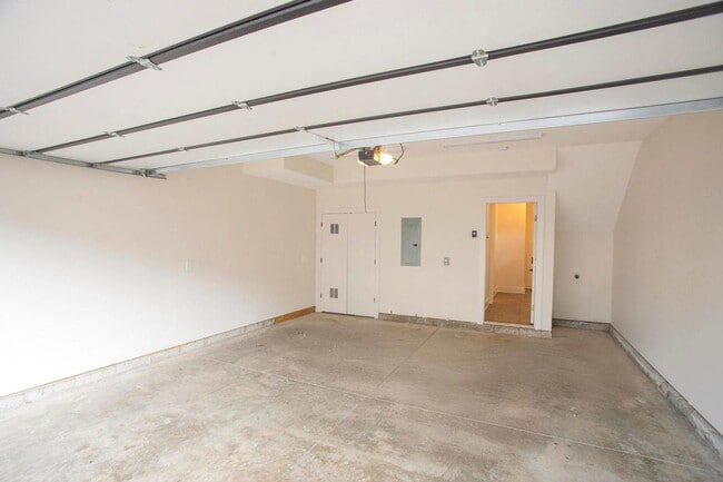 Building Photo - 772 E Argyle Ave