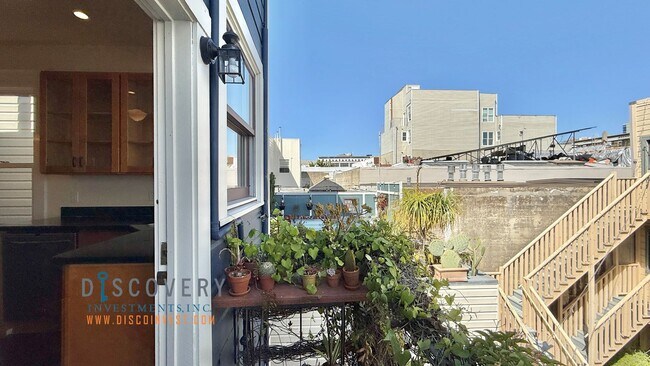 Building Photo - SOMA Top Floor Condominium for Immediate L...