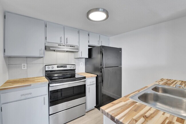 Building Photo - $1,095.00, Studio and 1 bath located in De...