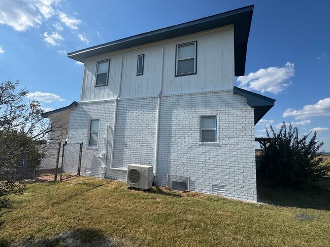 Building Photo - 3510 W 9th St