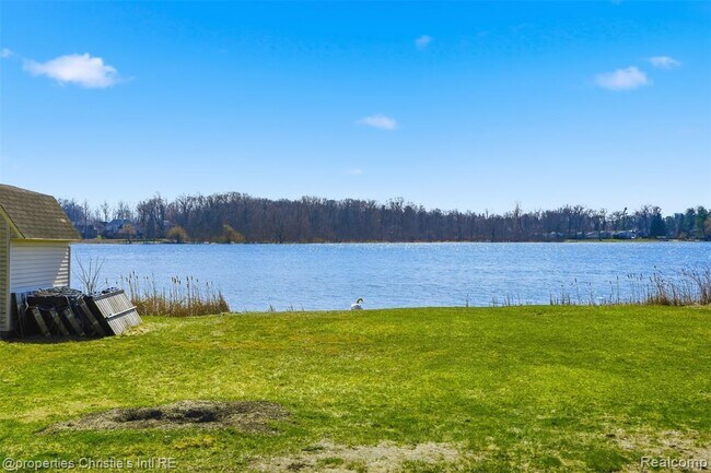 Building Photo - 2739 Lakeridge Ave