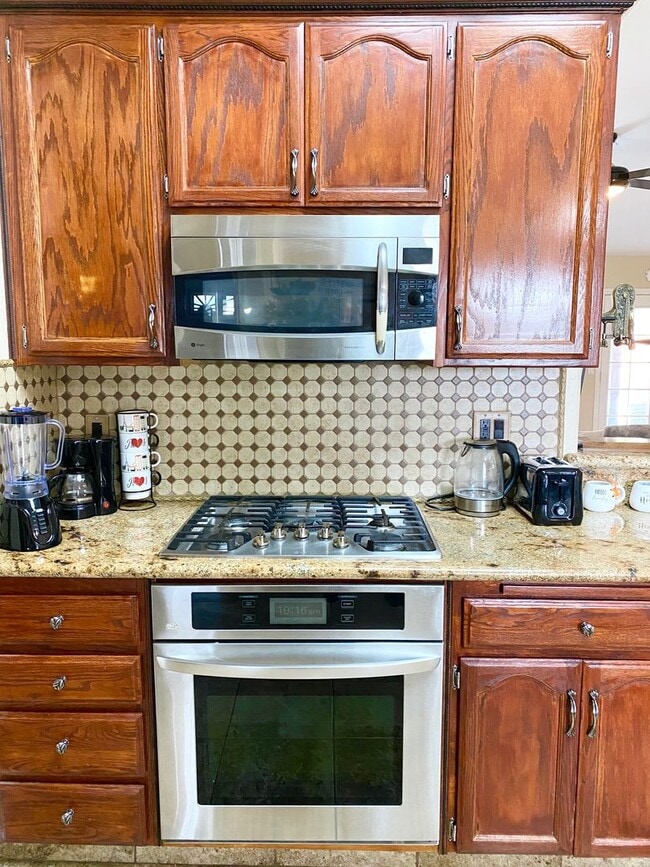 Building Photo - Best Deal in SW Bakersfield. Fully furnished home with a Pool