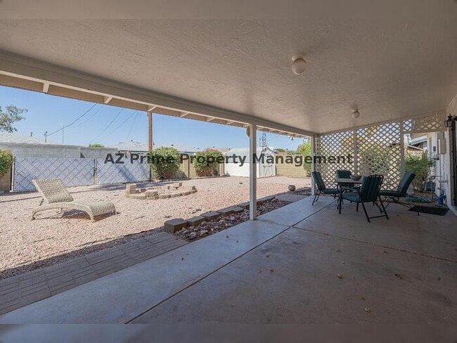 Building Photo - 8614 E Palm Ln