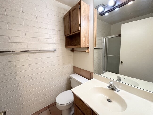 Building Photo - 599 Darwin St
