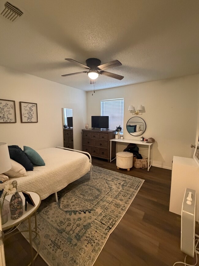 Building Photo - 927 E Krayler Ave