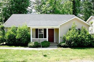 Building Photo - 2130 Amesbury Ave