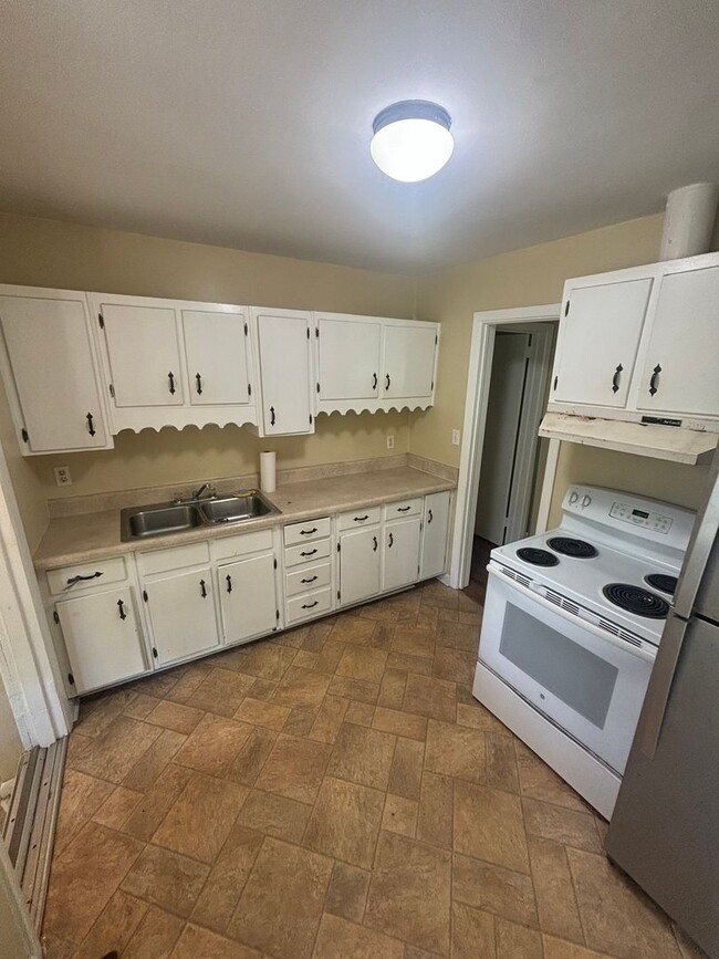 Building Photo - 3BR/1BA Close to Campus!