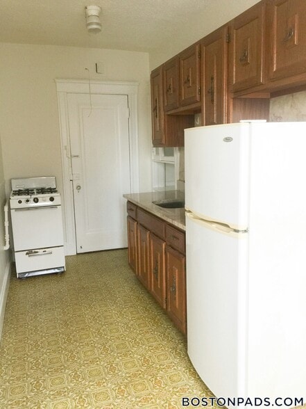 Building Photo - 53 Fellsway W