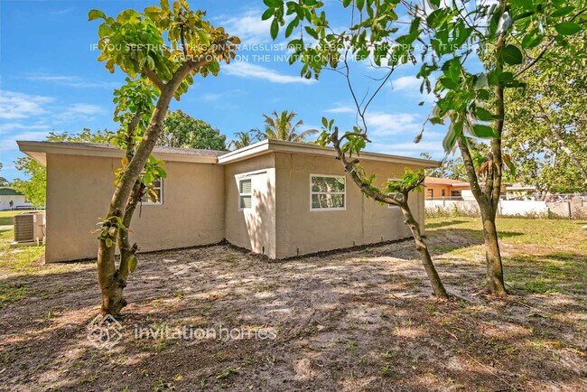 Building Photo - 525 Dolphin Dr