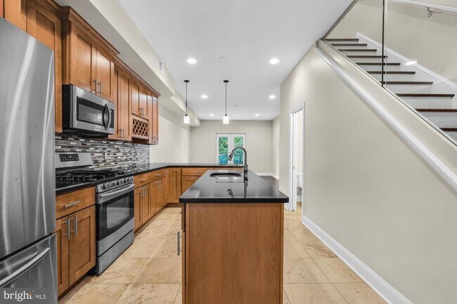 Primary Photo - 2050 Frankford Ave