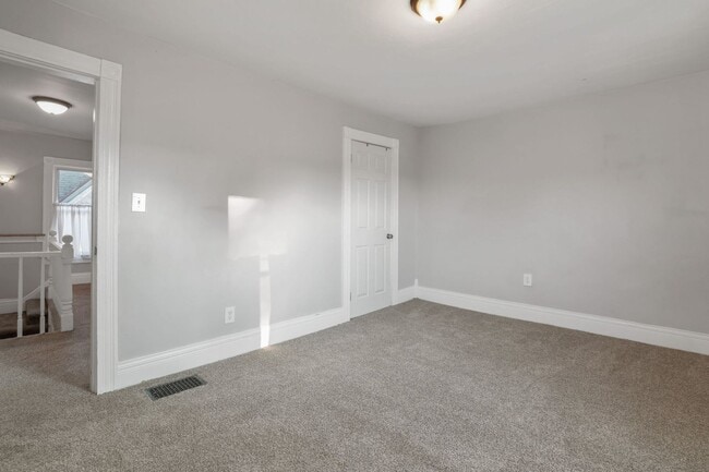 Building Photo - 4 BED/1 BATH IN NEWARK