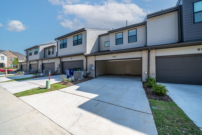 Building Photo - 917 Emerling Dr