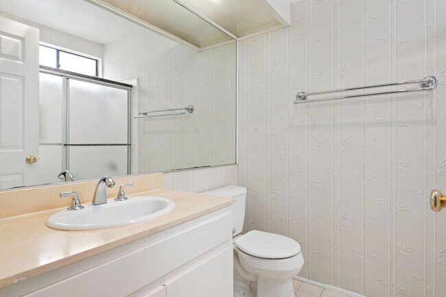 Building Photo - Wonderful uptown condo for rent... Santa Barbara!