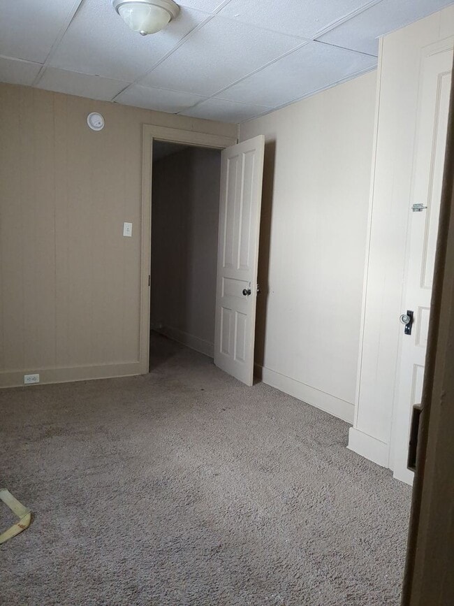 Building Photo - Recently renovated 4/5 Bedroom house