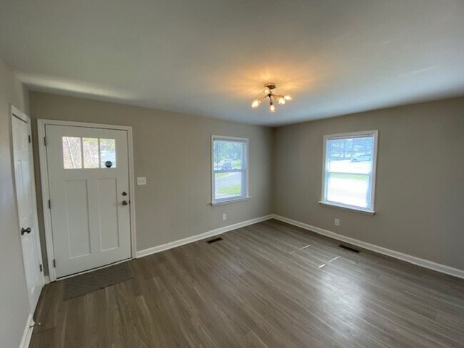 Building Photo - Minutes from Uptown!  100% Renovated!