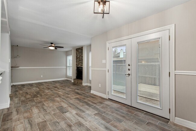 Building Photo - 13109 Burninglog Ln