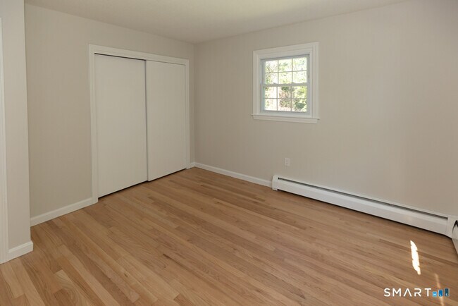 Building Photo - 10 Meadow Ln