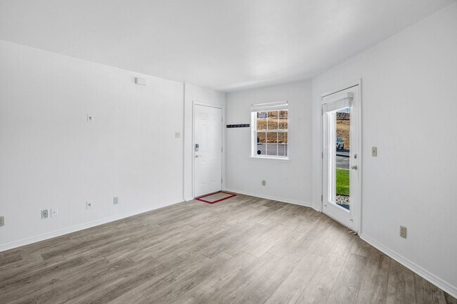 Building Photo - Beautiful Ground Floor Burro Ranch Condo!