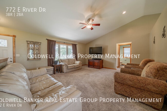 Building Photo - 772 E River Dr
