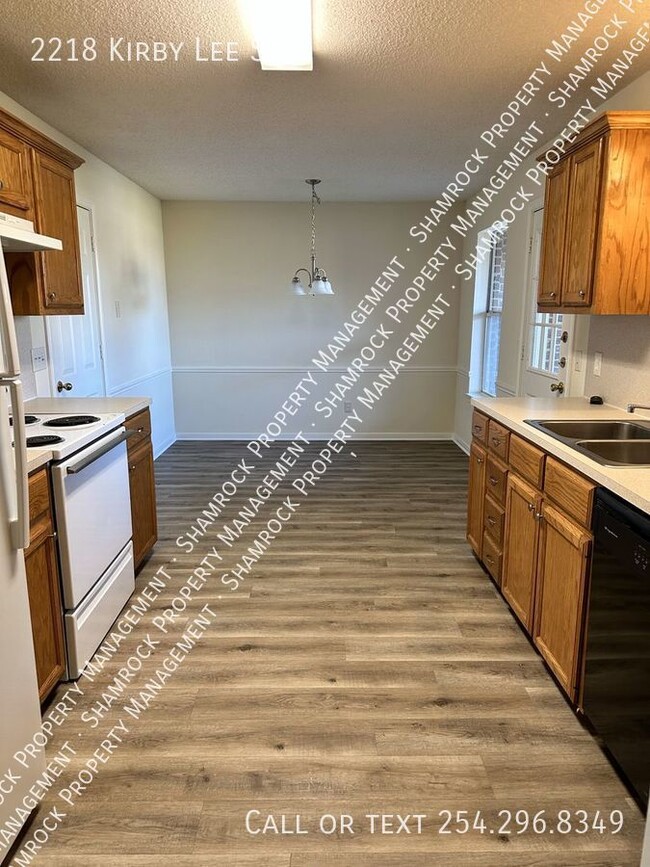 Building Photo - Duplex in Midway ISD!