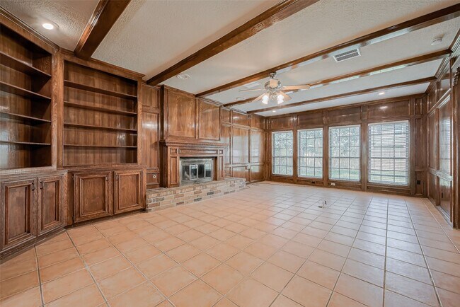 Building Photo - 2727 Raintree Dr