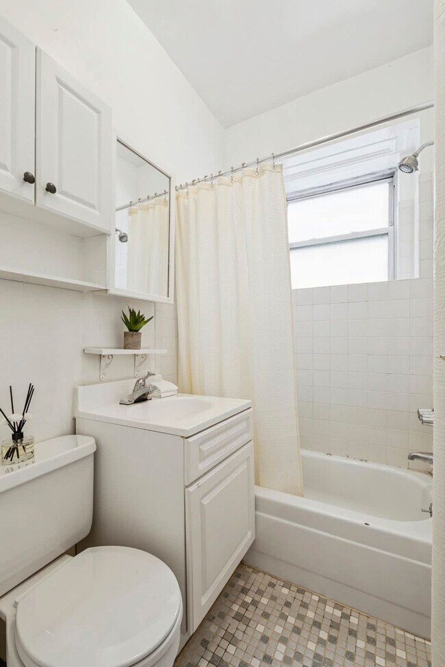 Building Photo - 1310 2nd Ave