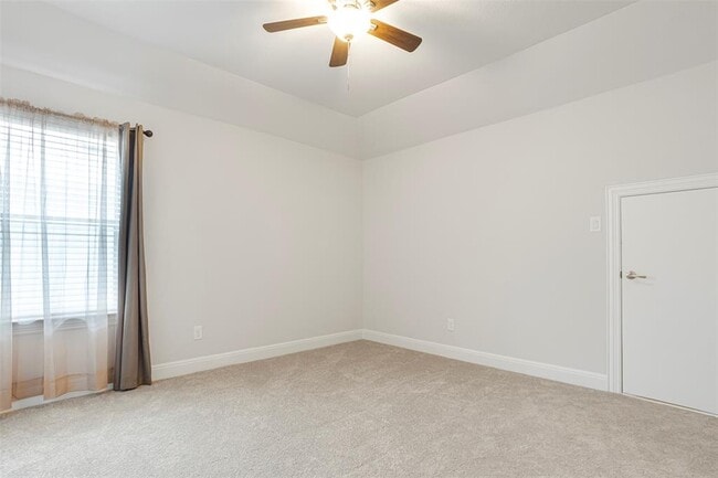 Building Photo - 728 Landing Ln
