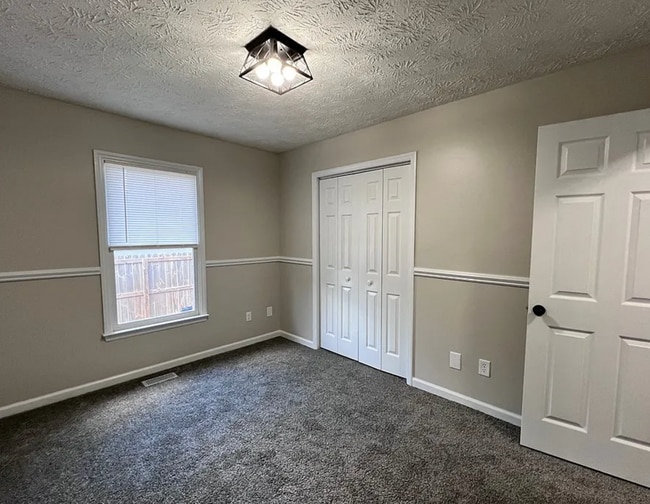 Building Photo - NEW LISTING!!!!!