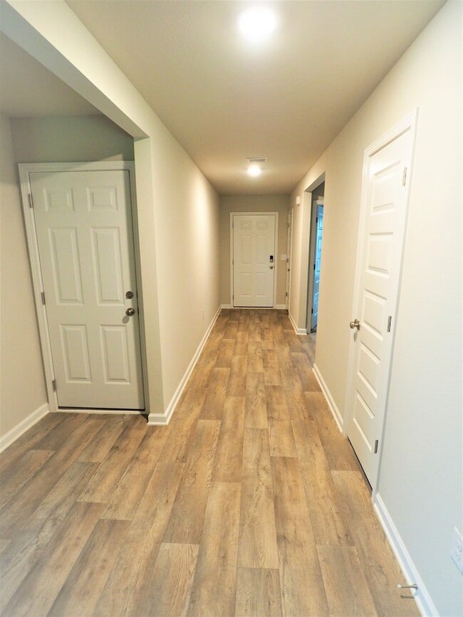 Building Photo - 4 Bedroom home with community pool!