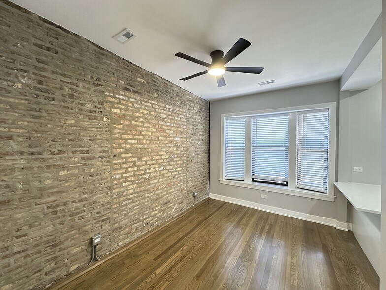 Building Photo - 3840 N Wilton Ave