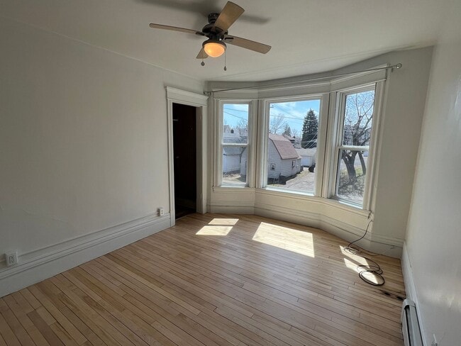 Building Photo - AVAILABLE JUNE - 4 Bed 1.5 Bath Home in Superior