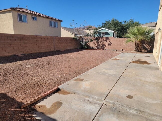 Building Photo - Spacious 5 bed 2.5 bath 2 story home with ...