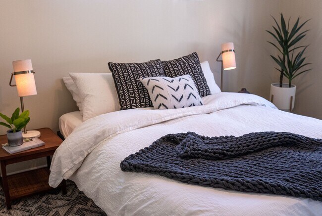 Building Photo - Beautiful Two Bed Apartment Close to Sugar House: Washer/Dryer and Parking Included!