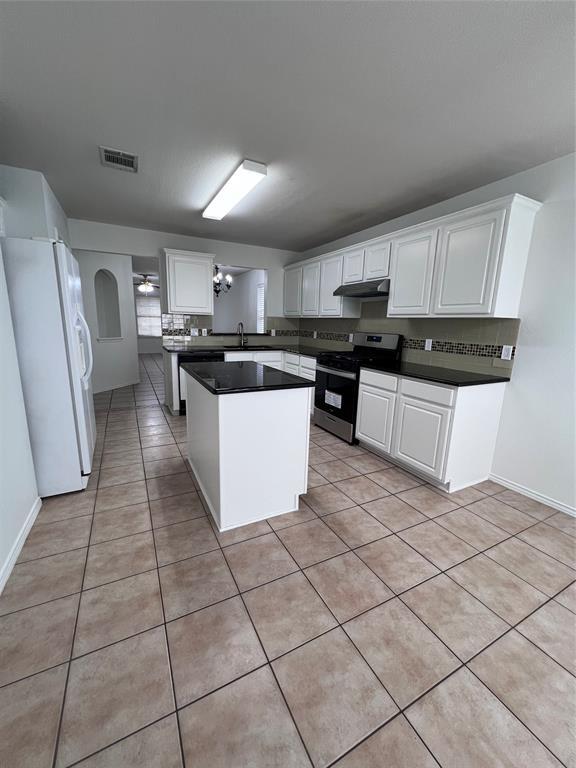 Building Photo - 1024 Stacia's Way