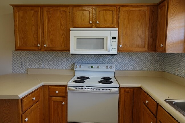 Building Photo - 206 River Oaks Cir