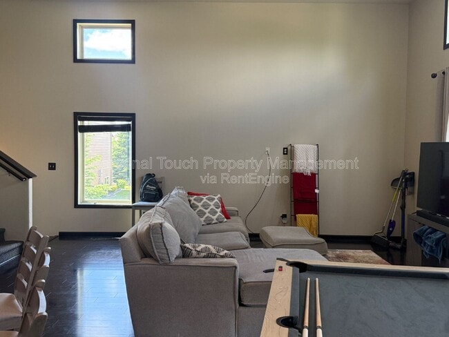 Building Photo - 4106 Clubhouse Dr S