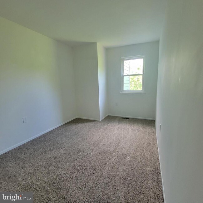 Building Photo - 8235 Tomlinson Ct