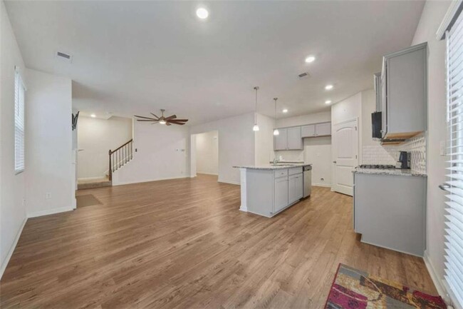 Building Photo - 826 Bentley Dr